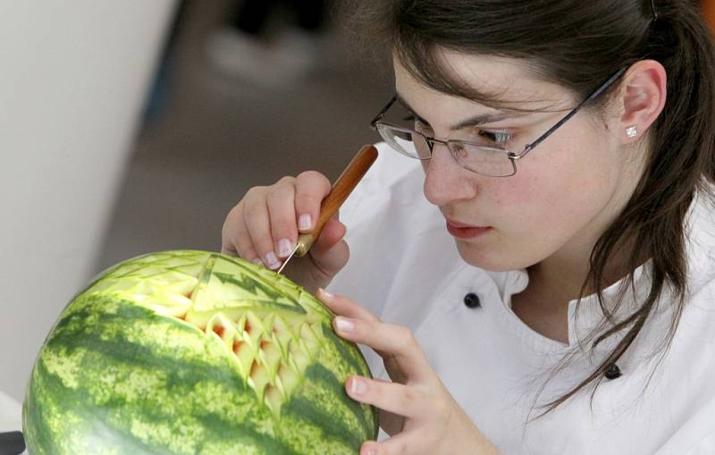 Vrcholem již třináctého ročníku Junior show v Třebíči byly opět soutěže studentů, mimo jiné ve vyřezávání z ovoce a zeleniny.