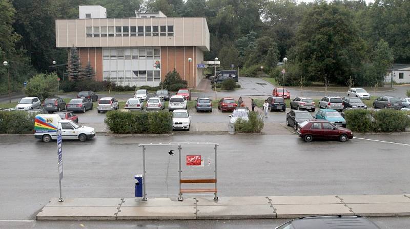 Slavnostního otevření nových borovinských bytů Na hradě se ujal starosta Třebíče Pavel Heřman se senátorem Vítězslavem Jonášem. Okamžitě poté se lidé vydali na prohlídku sedmadvaceti jednotek.