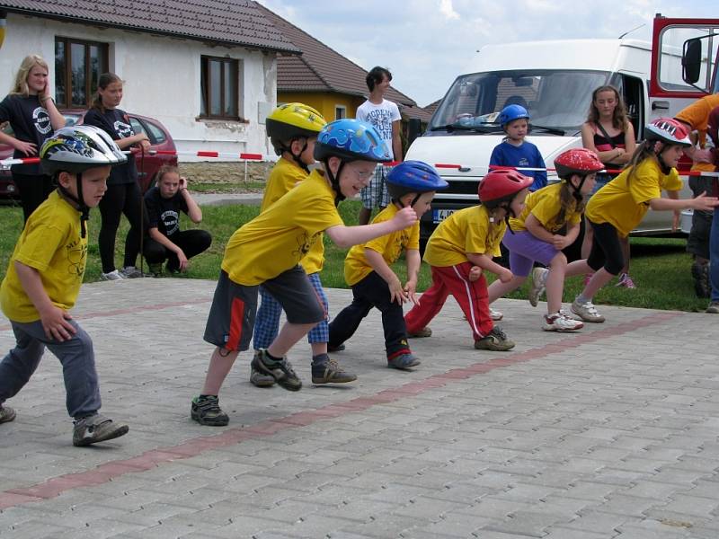 Součástí oslav byly i závody malých hasičů.