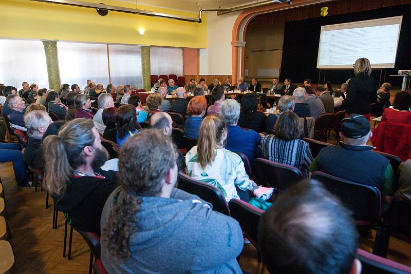 Veřejné zasedání zastupitelů města Jaroměřice nad Rokytnou o vyhlášení referenda kvůli možnému vybudování úložiště jaderného odpadu.