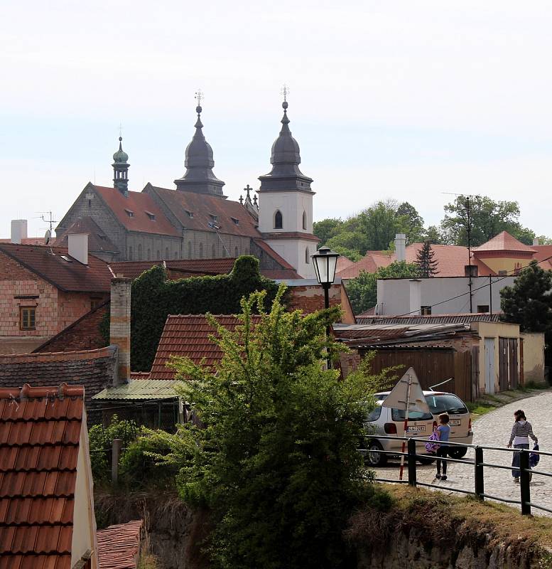 Turisté v židovské čtvrti v Třebíči.