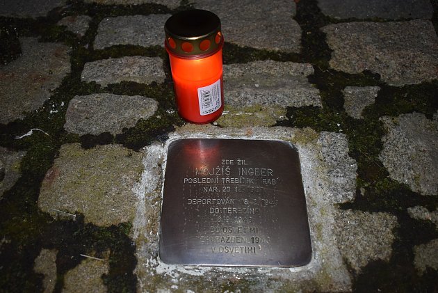 V Třebíči září do tmy kameny zmizelých. Připomínají oběti holokaustu