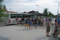 Na třebíčském vlakovém nádraží jsou zastávky náhradní autobusové dopravy na sousedním přestupním terminálu u zastávek číslo jedna a dva. V opačném směru lidé odjíždí ze zastávek naproti.