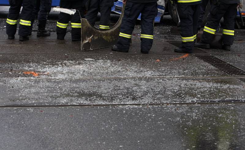 V Praze na Florenci se v pondělí dopoledne srazil zájezdový autobus společnosti Tredos s tramvají. Při nehodě bylo lehce zraněno šest lidí.