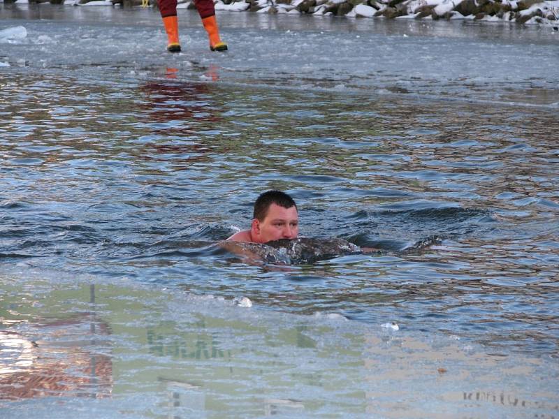 Počasí, které by spíše lákalo k zimním radovánkám, využila skupinka nadšenců ke koupání.