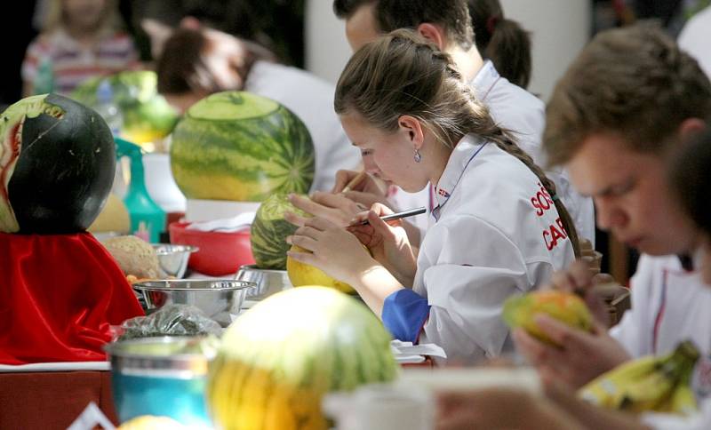 Vrcholem již třináctého ročníku Junior show v Třebíči byly opět soutěže studentů, mimo jiné ve vyřezávání z ovoce a zeleniny.