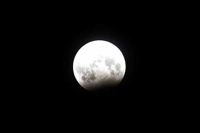 Částečné zatmění Měsíce pozorované nedaleko Číchova na Třebíčsku