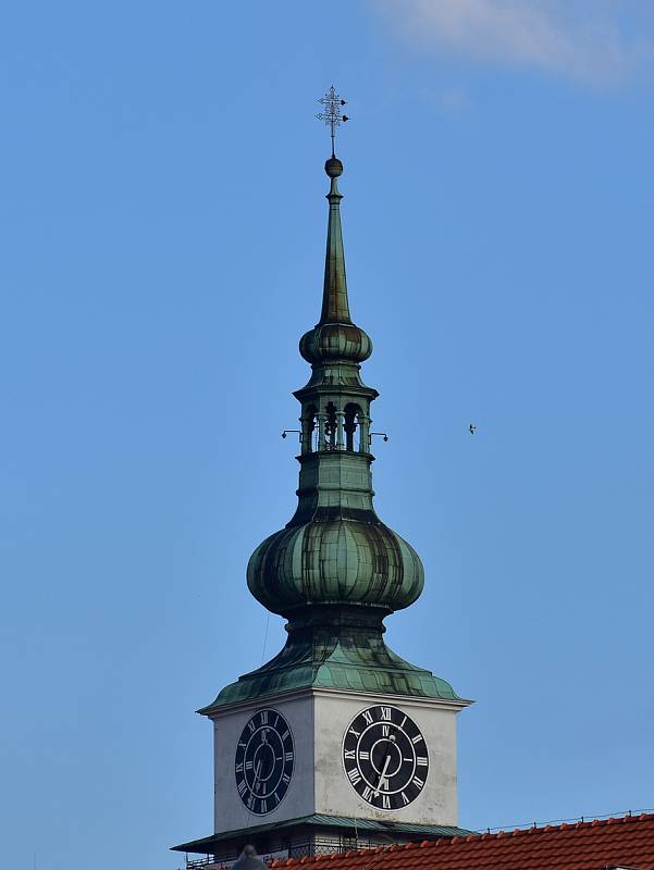 Městská věž v Třebíči má druhé největší hodiny na evropském kontinentu. První místo patří Curychu. Ještě větší, než jsou hodiny na curyšské věži kostela sv. Petra, jsou v Londýně na Big Benu.