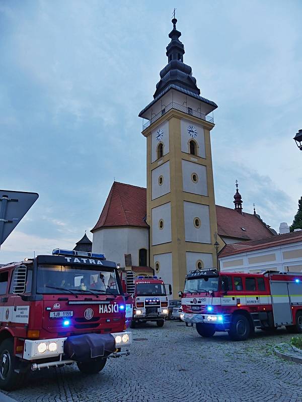 Hasiči zasahují na střeše zámeckých koníren v Moravských Budějovicích.