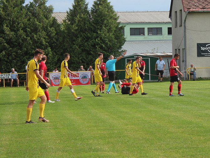 Fotbalisté Bedřichova (ve žlutém) se odrazili k povedenému podzimu nejtěsnější výhrou 1:0 na hřišti Koutů.