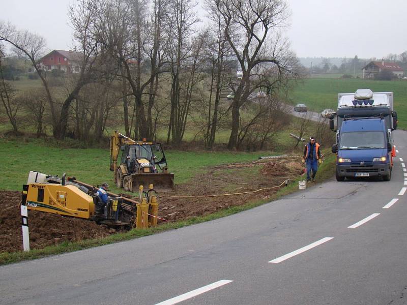 Pole mezi Třebíčí a Pocoucovem obsadila v tomto týdnu stavební technika. Pracuje se na vyrovnávání terénu i přeložce inženýrských sítí.