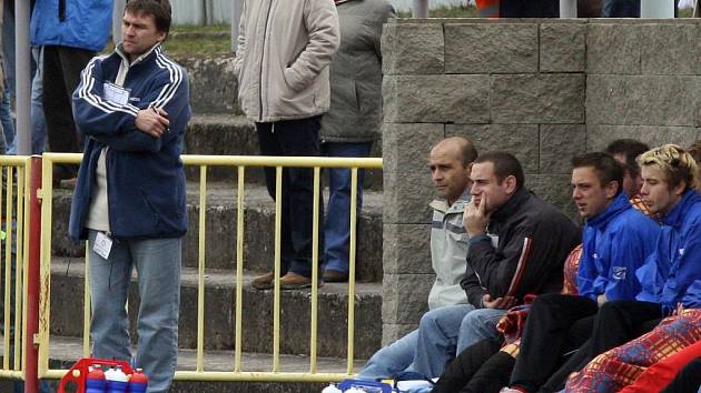 Nová role. Trenér Antonín Salák (zcela vlevo) si v neděli odbyl nečekanou premiéru na postu hlavního kouče HFK Třebíč. Jeho tým ovšem domácí zápas nezvládl a prohrál smolným gólem z 90. minuty.