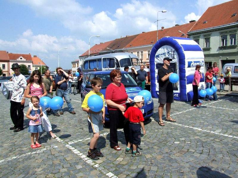 Den s Deníkem probíhal na moravskobudějovickém náměstí. Každý se mohl příchozí zapojit do soutěže o novou Škodu Fabii.