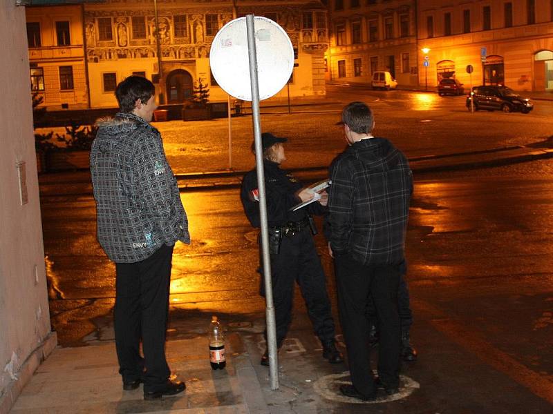 Třebíčská policie se zapojila v noci z pátku na sobotu do akce, při níž kontrolovali nalévání alkoholu mladistvím a na alkohol u řidičů. 