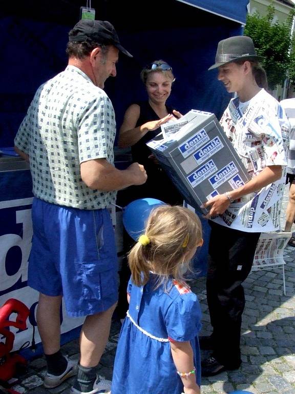 Den s Deníkem probíhal na moravskobudějovickém náměstí. Každý se mohl příchozí zapojit do soutěže o novou Škodu Fabii.