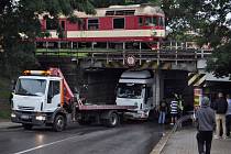 Řidič nákladního automobilu nesprávně odhadl výšku vozidla a zůstal zaklíněn pod viaduktem v třebíčské Nádražní ulici.