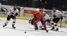 Hokejisté Třebíče (v červených dresech) se poperou o postup do semifinále play-off Chance ligy v pátém utkání na ledě Litoměřic.