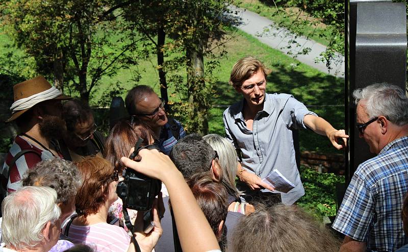 Student hebraistiky Tobiáš Smolík provedl zájemce historií třebíčského židovského hřbitova.