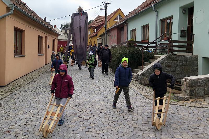 Malí hrkači vyhánějí z Třebíče zimu.