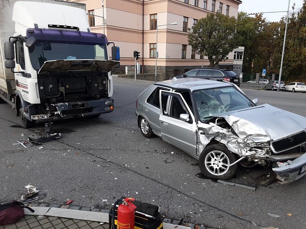 Auto a kamion se srazily na křižovatce u nemocnice v Třebíči