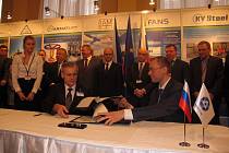 Předseda představenstva a generální ředitel firmy Envinet František Vágner (vlevo) podepisuje memorandum o spolupráci s ruskou společností Rosatom.