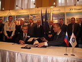 Předseda představenstva a generální ředitel firmy Envinet František Vágner (vlevo) podepisuje memorandum o spolupráci s ruskou společností Rosatom.