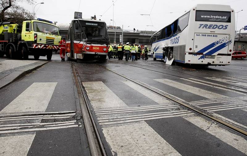 V Praze na Florenci se v pondělí dopoledne srazil zájezdový autobus společnosti Tredos s tramvají. Při nehodě bylo lehce zraněno šest lidí.