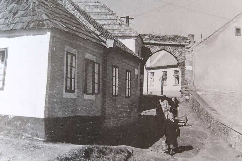 Na své hradby jsou v Jemnici pyšní. Snímek pohledu na Malou branku je z roku 1964.