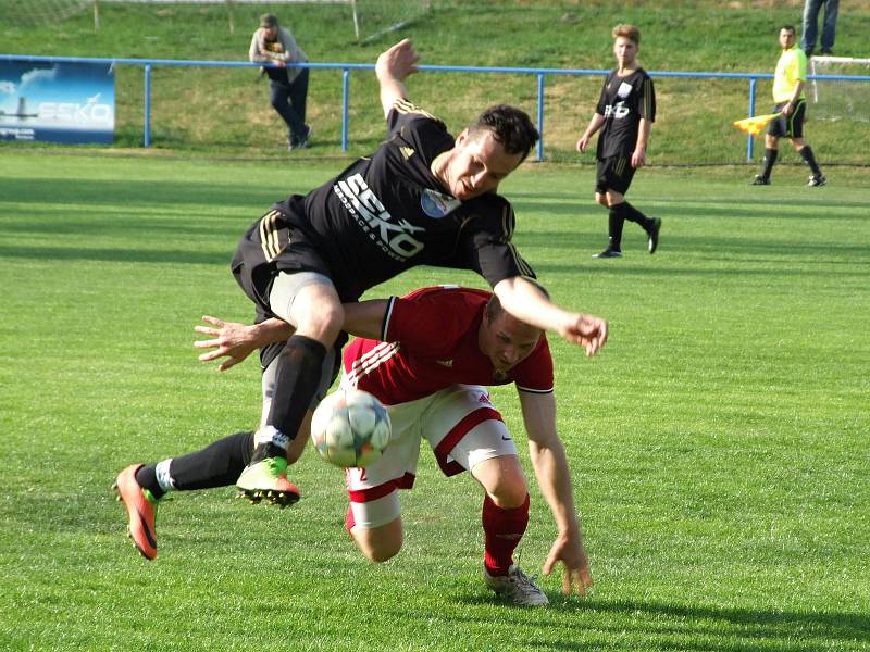 Hartvíkovice (v černém) nebyly v utkání 19. kola I. B třídy proti Nedvědici lepším mužstvem na hřišti. Těsné vedení zkraje druhé půle nakonec uhájily i bez vyloučeného Milana Outulného.