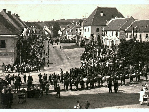 Jako před sto lety. Průvod náměšťských spolků zahájí velké oslavy