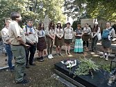 Setkání skautů na hřbitově, kde si připomněli osobnosti třebíčského skautingu.