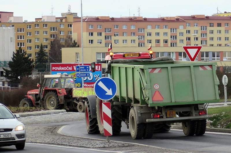 Protest měl sice začít až ve 12.05, tedy, že je pět minut po dvanácté, do Třebíče ale první traktory zamířily už kolem jedenácté dopoledne.