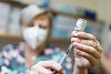 Na dva týdny méně vakcíny: očkovací centra na Vysočina omezují provoz