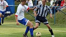 Fotbalisté Budišova (v pruhovaných dresech) v derby s rezervou Velkého Meziříčí vydolovali cennou remízu 2:2.