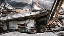 V garážích bylo třináct ohořelých nákladních automobilů značky Tatra.