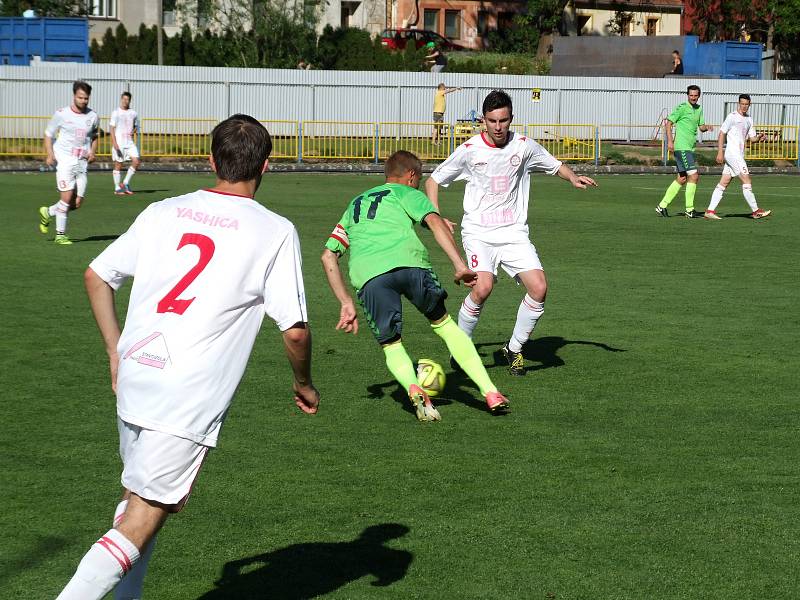 Druhý tým v tabulce I. A třídy - skupiny B Náměšť-Vícenice (v zeleném) po několika vysokých výhrách se tentokrát na vítězství proti zodpovědně bránícím mladíkům HFK Třebíč (na snímku) nadřel.