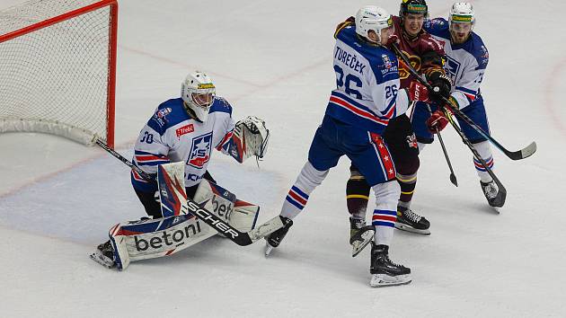 V pondělním 15. kole Chance ligy hokejisté Horácké Slavie Třebíč (v bílých dresech) i Dukly Jihlava (v tmavém) na domácím ledě naplno bodovali.