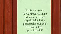 Nic se nedozvíte. Na dveřích školy visí už několik týdnů leták s výmluvným textem.