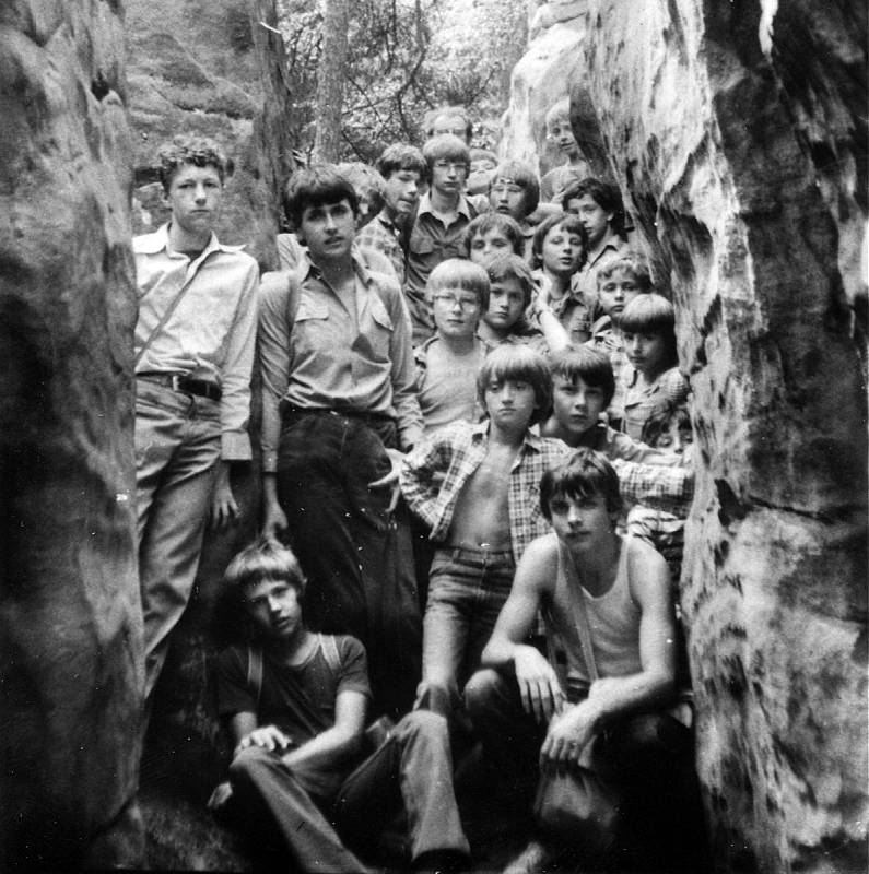 Členové čtvrtého oddílu na táboře v roce 1983. Reprofoto: "Ing. Otakar Veselý Robin a jeho Čtyřka"