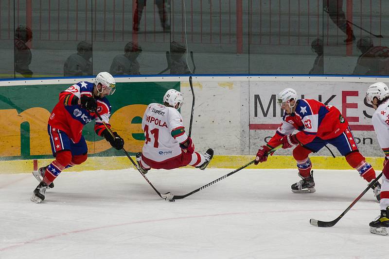 Třebíčští hokejisté (v červenomodrých dresech) na svém ledě podlehli Slavii 2:4 a do čtvrtfinále play-off Chance ligy se nepodívají. Sezona jim končí!