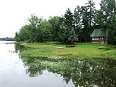 Oblíbené místo ke koupání s chatovou osadou. To je rybník Steklý, který se nachází mezi obcemi Čechočovice a Hvězdoňovice. Zdejší chataři čekají na vydatné srážky, které by doplnily vodu, jež tu chybí. Současný podstav je okolo jednoho metru. 