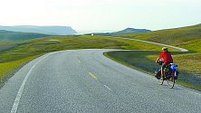 NA SEVER. Cyklocestovatel Martin Vítek vyrazil na pomyslný vrchol starého kontinentu, na mys Nordkapp. Díky nádhernému počasí si mohl vychutnat krásy Lofotských ostrovů. 