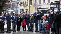 Třebíčané včele s tamními skauty uctili památku Václava Havla minutou ticha také na Karlově náměstí u sousočí Cyrila a Metoděje.