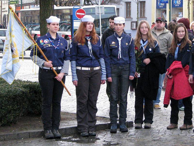 Třebíčané včele s tamními skauty uctili památku Václava Havla minutou ticha také na Karlově náměstí u sousočí Cyrila a Metoděje.