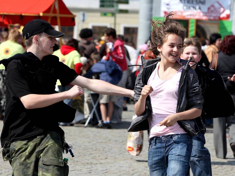 Při oslavách Dne Země byly na Karlově náměstí v Třebíči k vidění prezentace škol a organizací zabývajících se ekoligií.