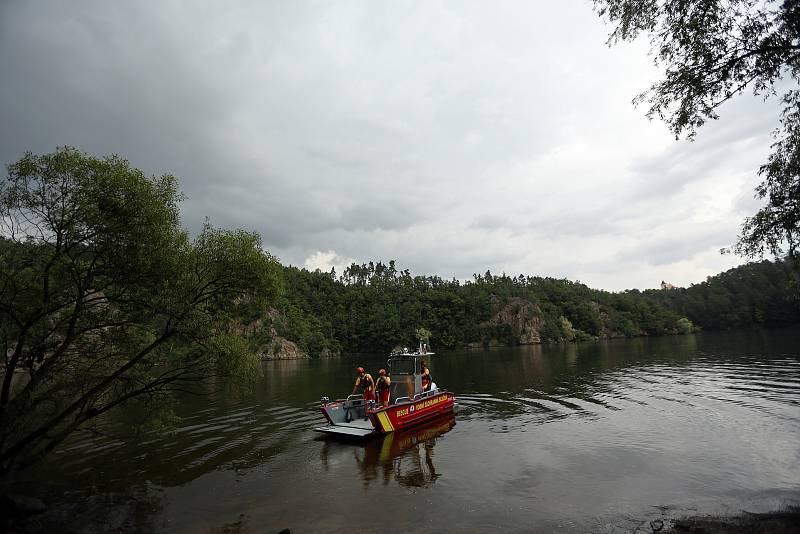 Dalešická přehrada láká během sezóny tisíce návštěvníků. Na jejich bezpečí dohlíží sehraný tým vodních záchranářů, kteří jsou vybavení novým člunem. Díky němu dokáží zachraňovat zdraví, životy, nebo jen řešit nerozvážnosti letních turistů. Milovníci oblíb