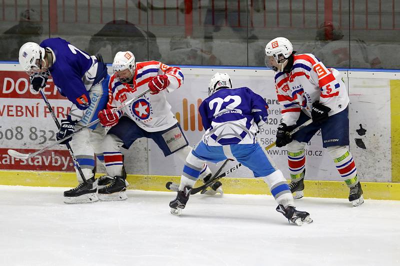 Třebíčští dorostenci (v bílém) v dohrávce 11. kola narazili na soupeře z elitní čtyřky regionální soutěže ze Světlé, kterému opláceli porážku po nájezdech. „Jsou silní, dobře bruslí a receptem bylo mít ještě lepší pohyb,“ řekl trenér Horácké Slavie Radek