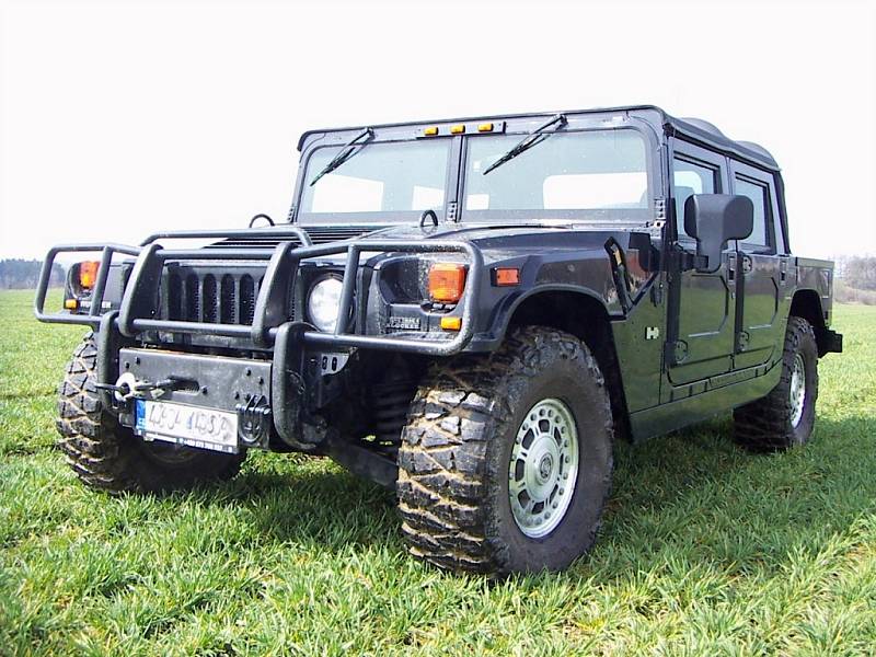 Hummer H1 je obří vůz, uvnitř má ovšem jen čtyři samostatné sedačky.