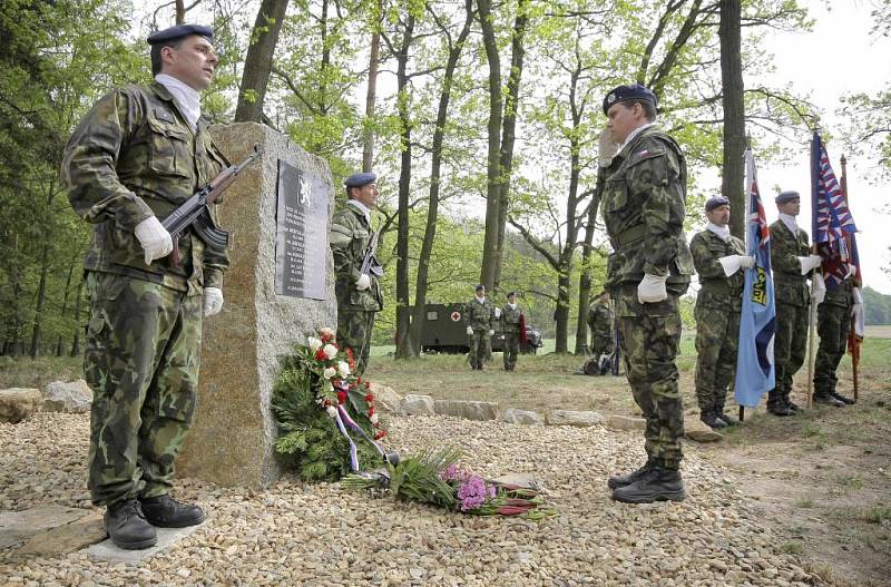 Vojáci z Náměště nad Oslavou uctili u Kramolína na Třebíčsku památku válečného seskoku československých parašutistů ze skupiny Spelter.