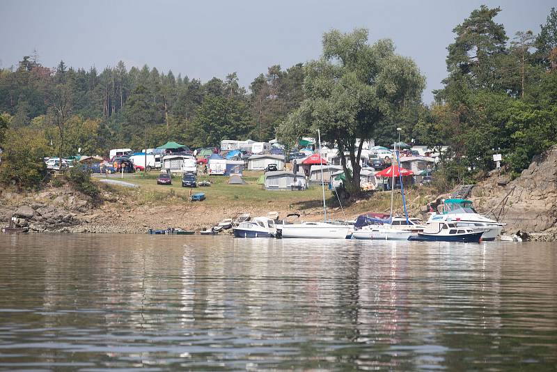 Policejní hlídka na Dalešické přehradě.